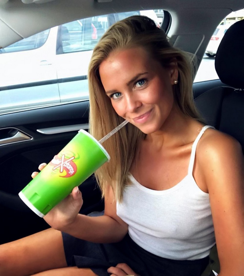 Braless Girls (20 pics)