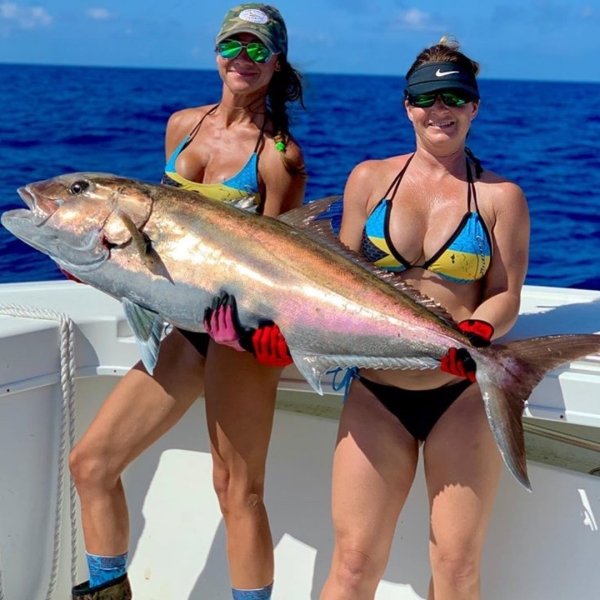 Girls Fishing (20 pics)