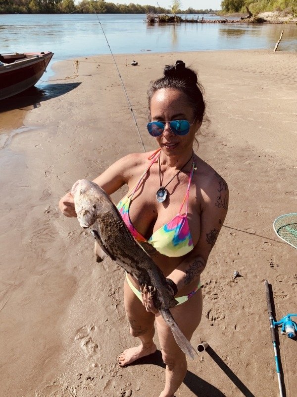 Girls Fishing (20 pics)