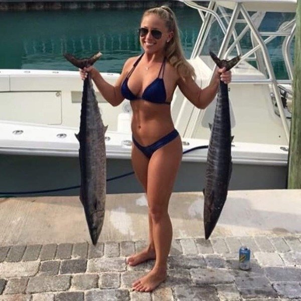 Girls Fishing (20 pics)