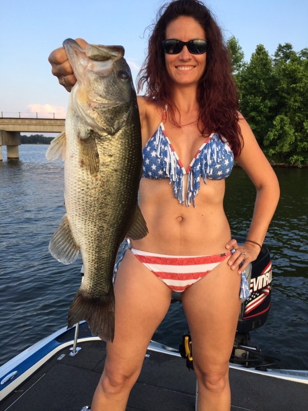 Girls Fishing (20 pics)