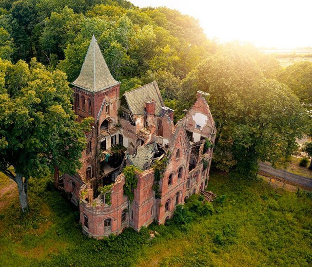 Beautiful Abandoned Places (20 pics)