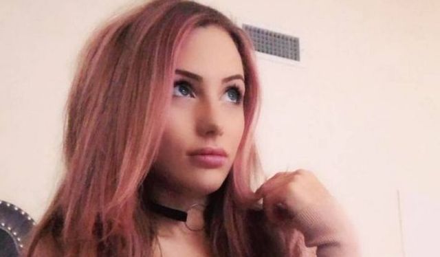 Busty Girls (47 pics)