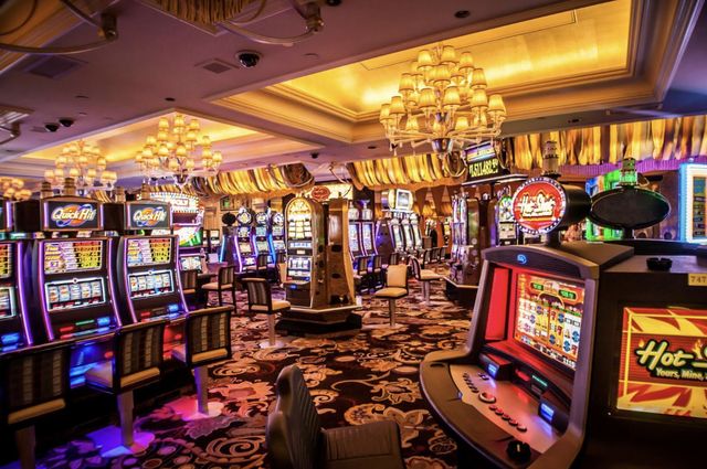How is the Mechanism of a Slot Machine Operated?