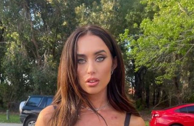 Busty Girls (34 pics)