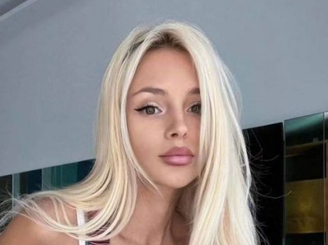 Busty Girls (39 pics)