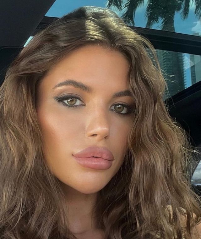 Busty Girls (23 pics)