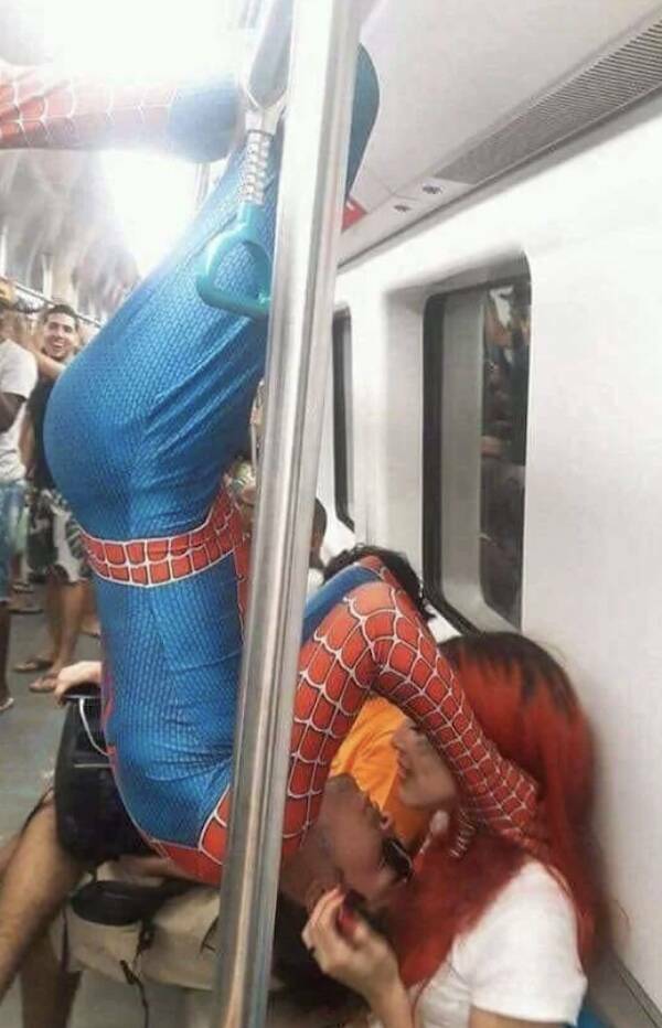 Unexpected Meetings In The Subway (16 pics)