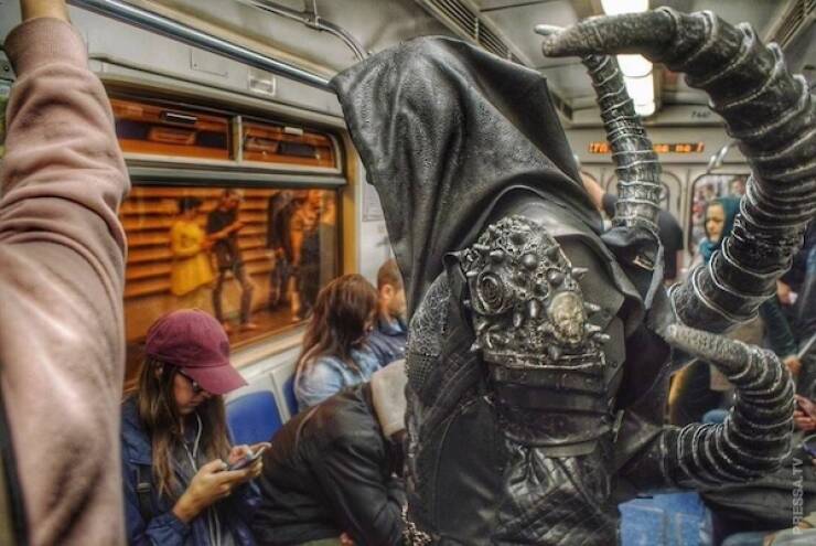 Unexpected Meetings In The Subway (16 pics)