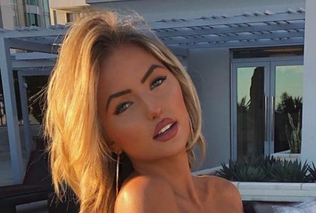 Girls In Tight Dresses (23 pics)