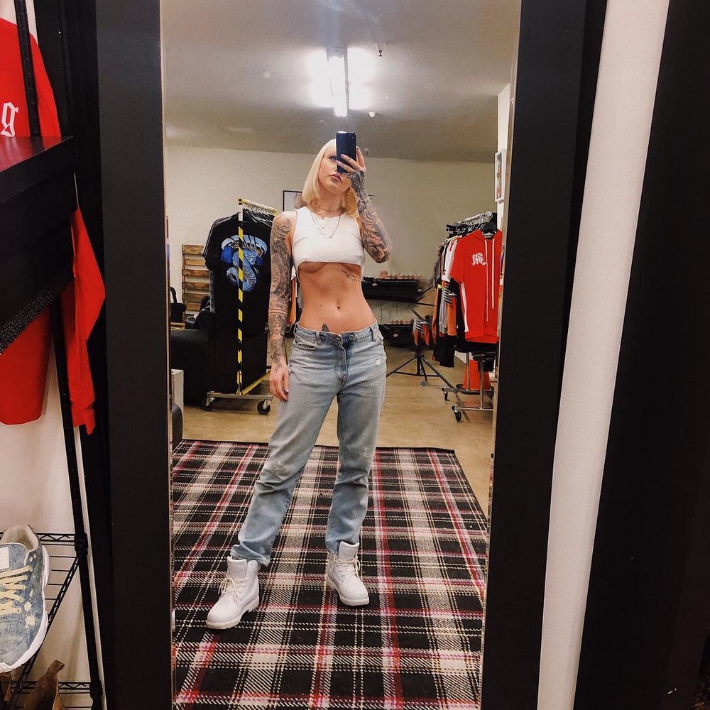 Braless Girls (20 pics)