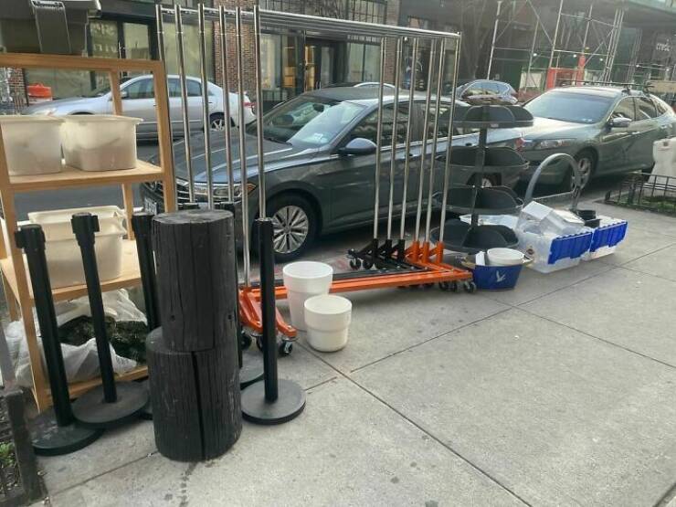 Unusual Finds On The Roadside (20 pics)