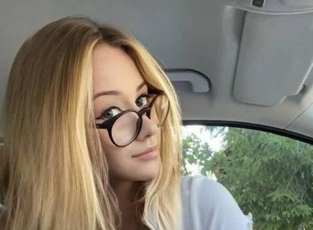 Busty Girls (28 pics)
