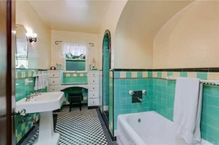 Vintage Bathrooms (18 pics)