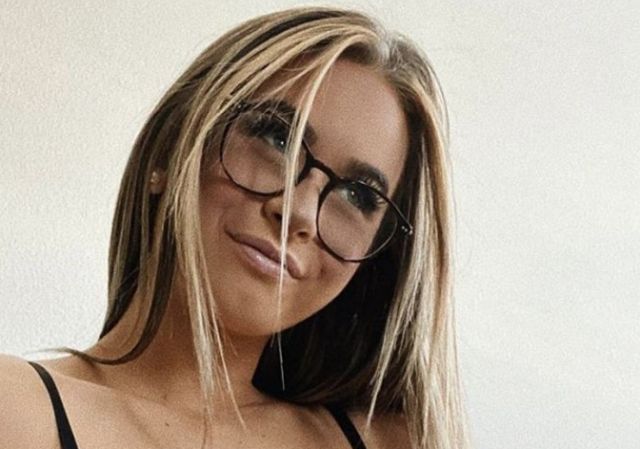 Girls In Glasses (20 pics)
