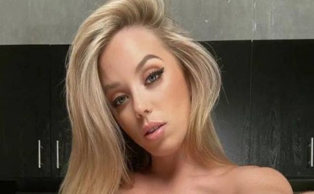 Girls With Handbras (25 pics)