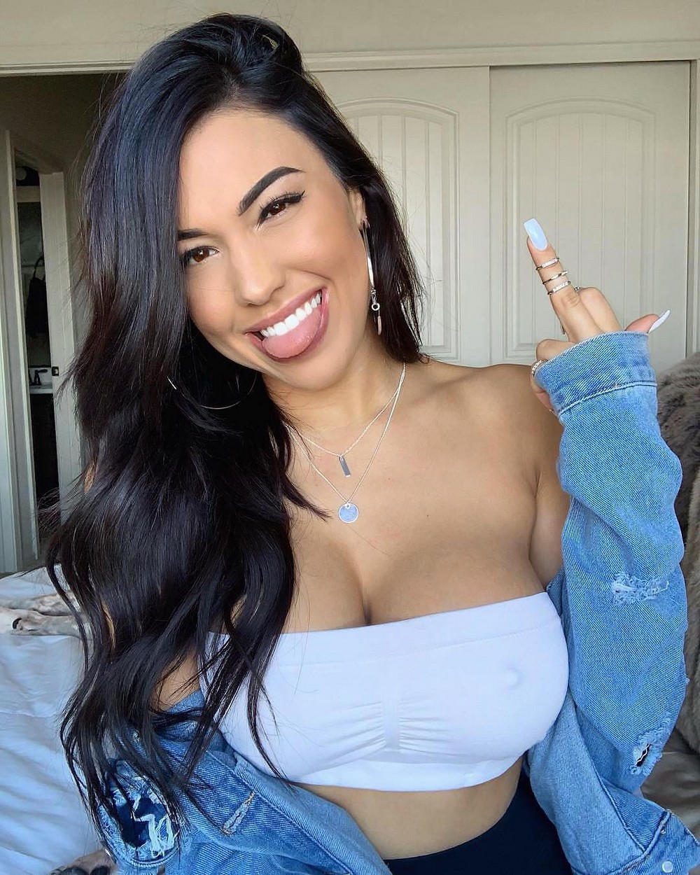 Girls In White Shirts (27 pics)