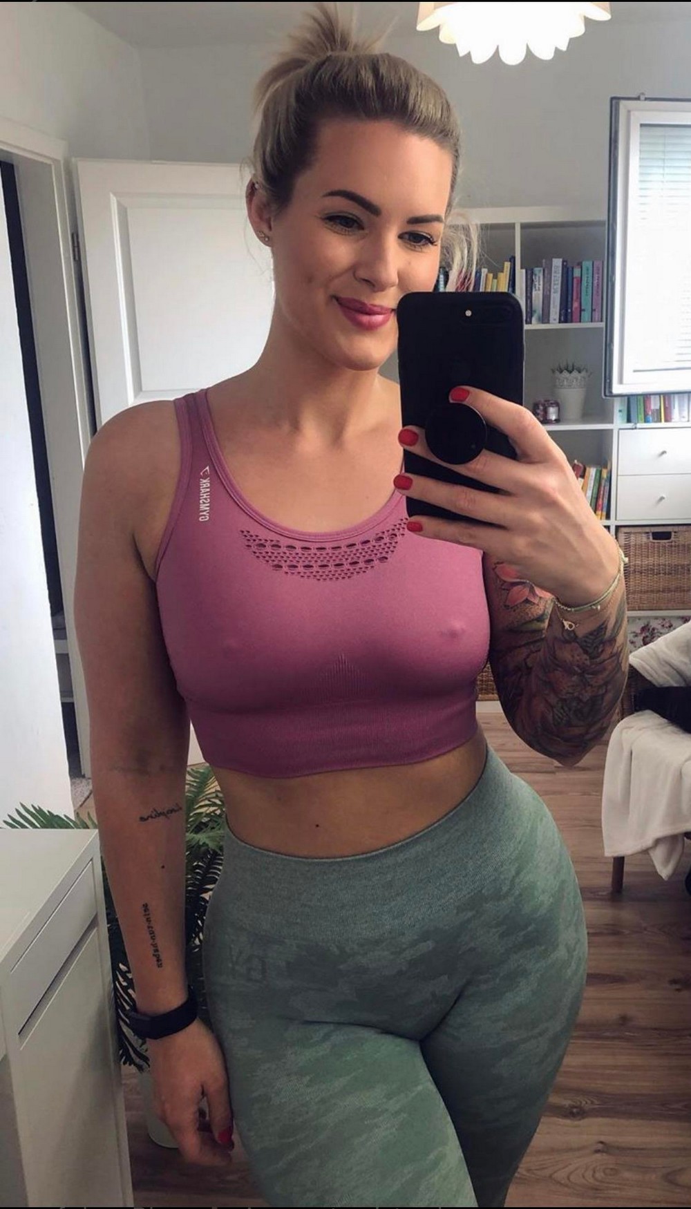 Braless Girls (21 pics)
