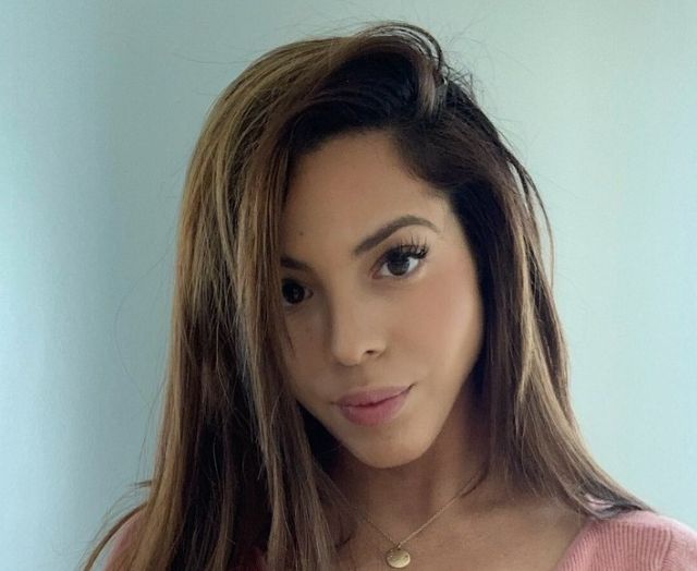Braless Girls (21 pics)