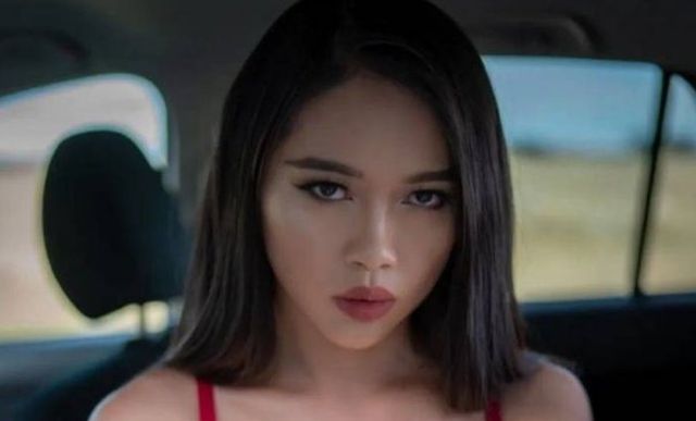 Busty Girls (38 pics)