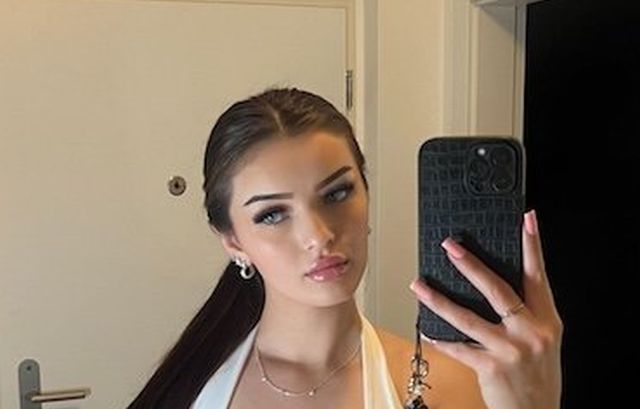 Selfie Girls (31 pics)