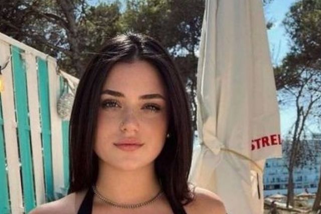 Busty Girls (29 pics)