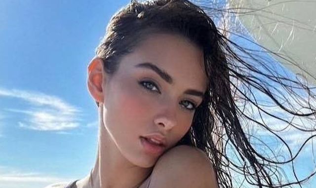 Busty Girls (35 pics)