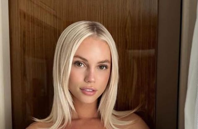 Braless Girls (24 pics)