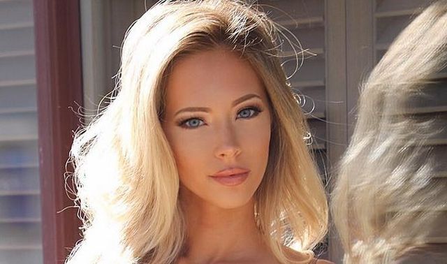 Girls In Dresses (23 pics)