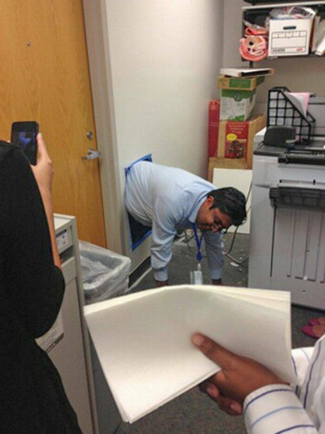 Awkward Situations At Work (25 pics)