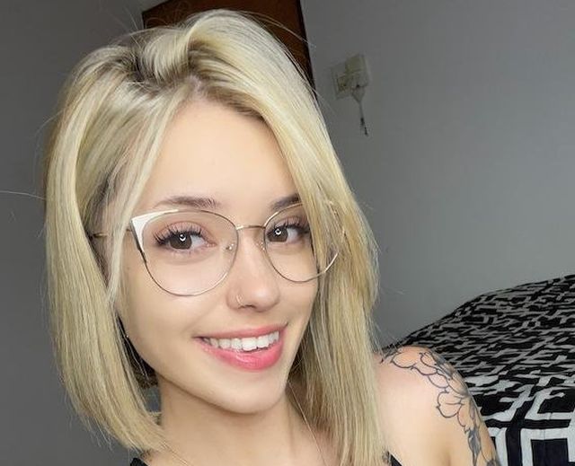 Girls In Glasses (23 pics)