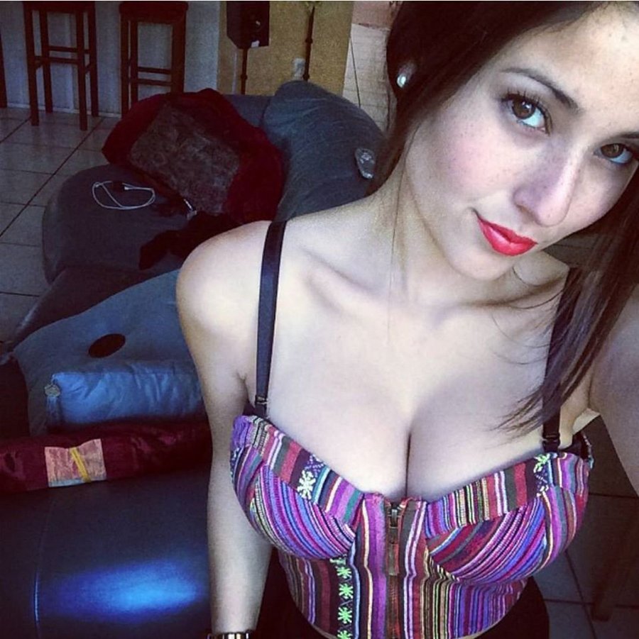 Busty Girls (25 pics)
