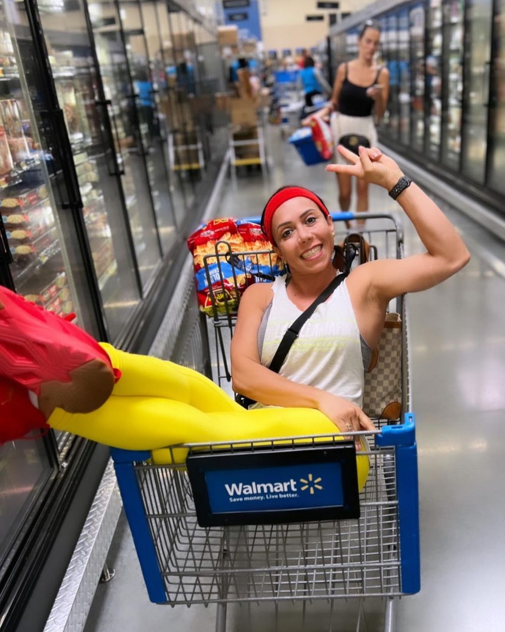 Strange People In Stores (19 pics)