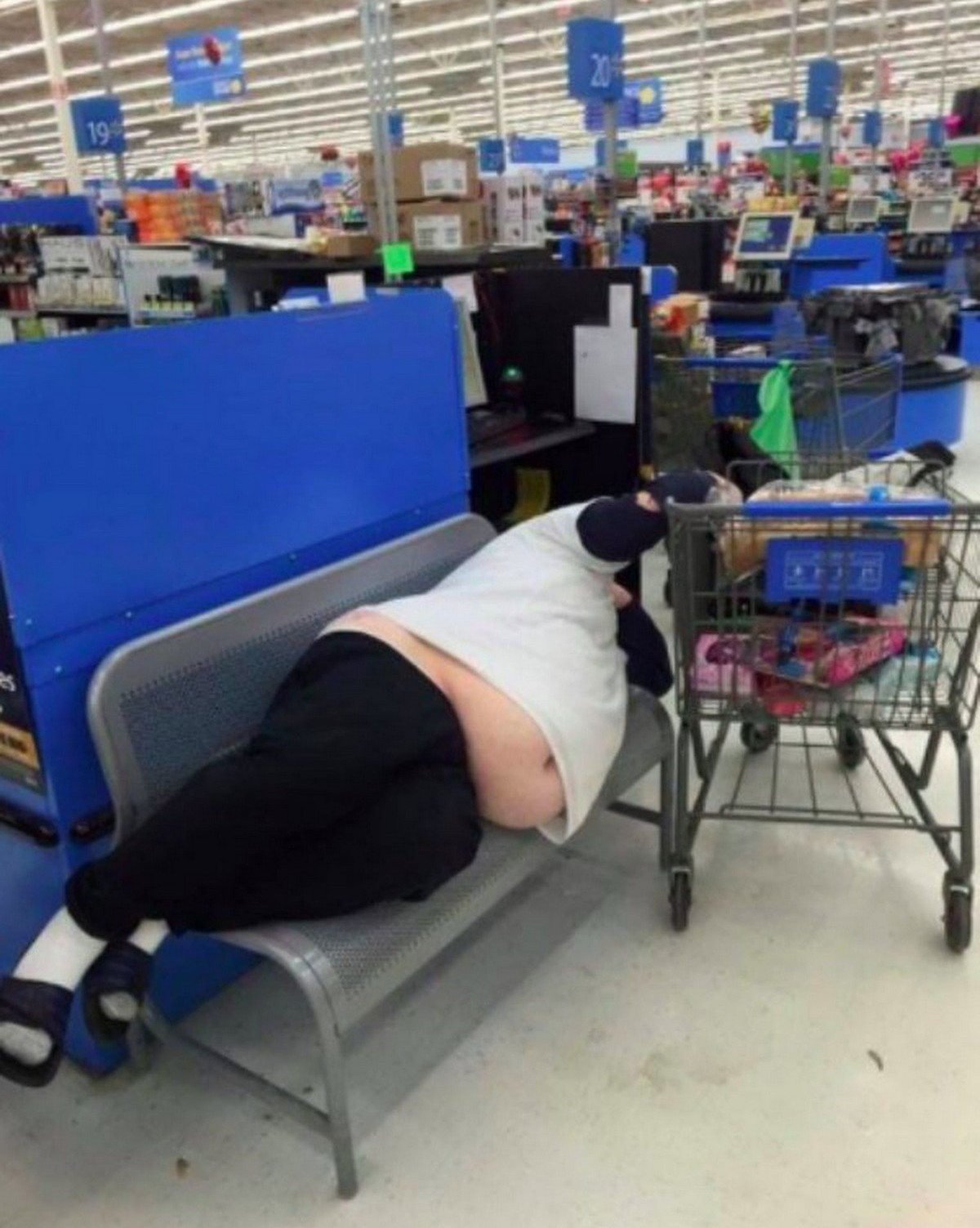 Strange People In Stores (19 pics)
