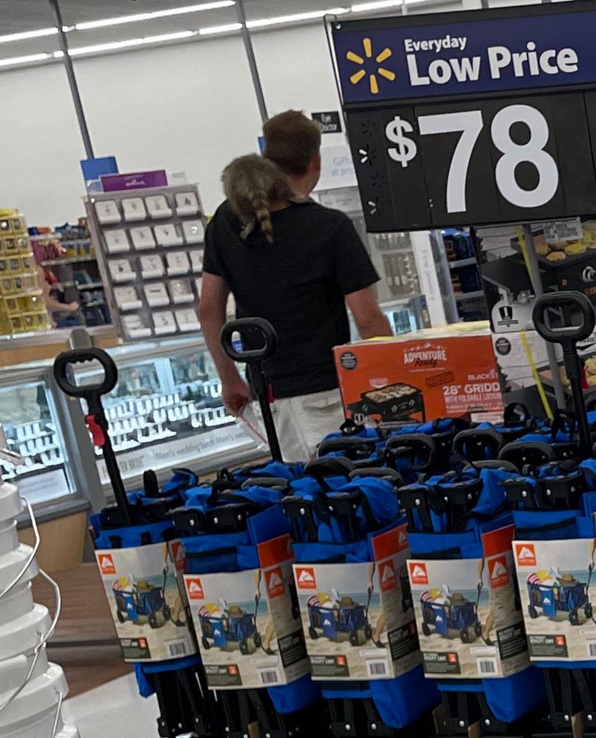 Strange People In Stores (19 pics)
