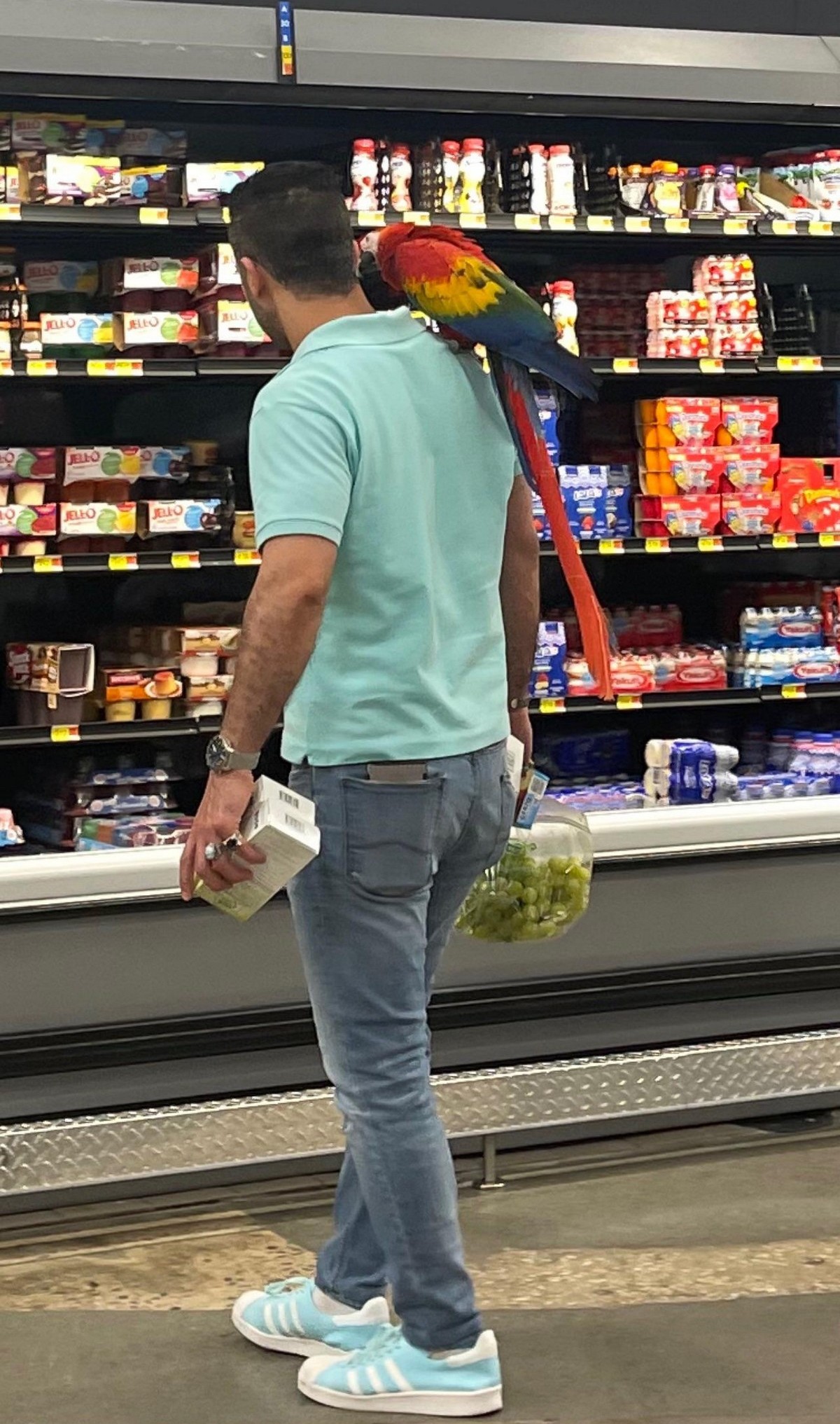 Strange People In Stores (19 pics)