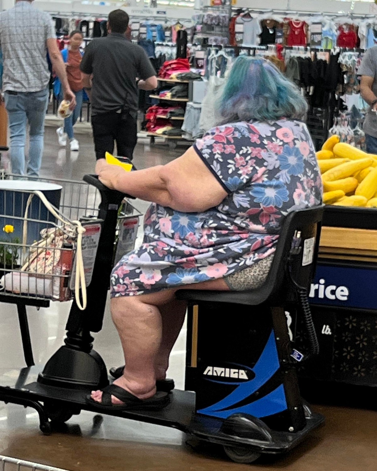 Strange People In Stores (19 pics)