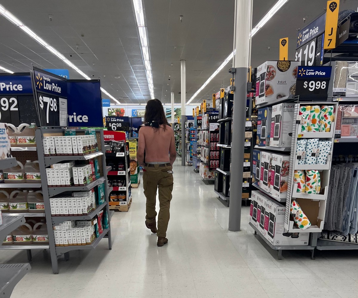 Strange People In Stores (19 pics)