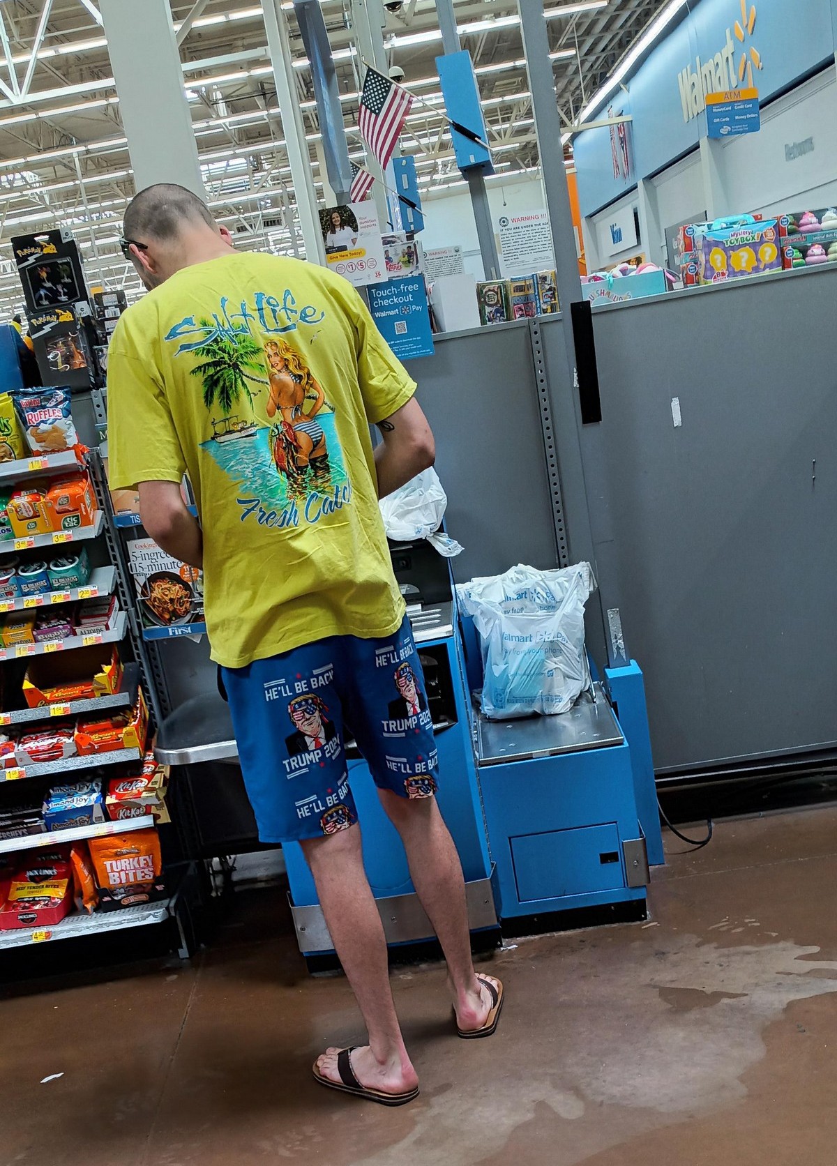 Strange People In Stores (19 pics)