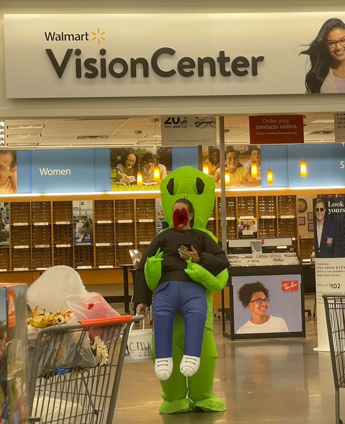Strange People In Stores (19 pics)