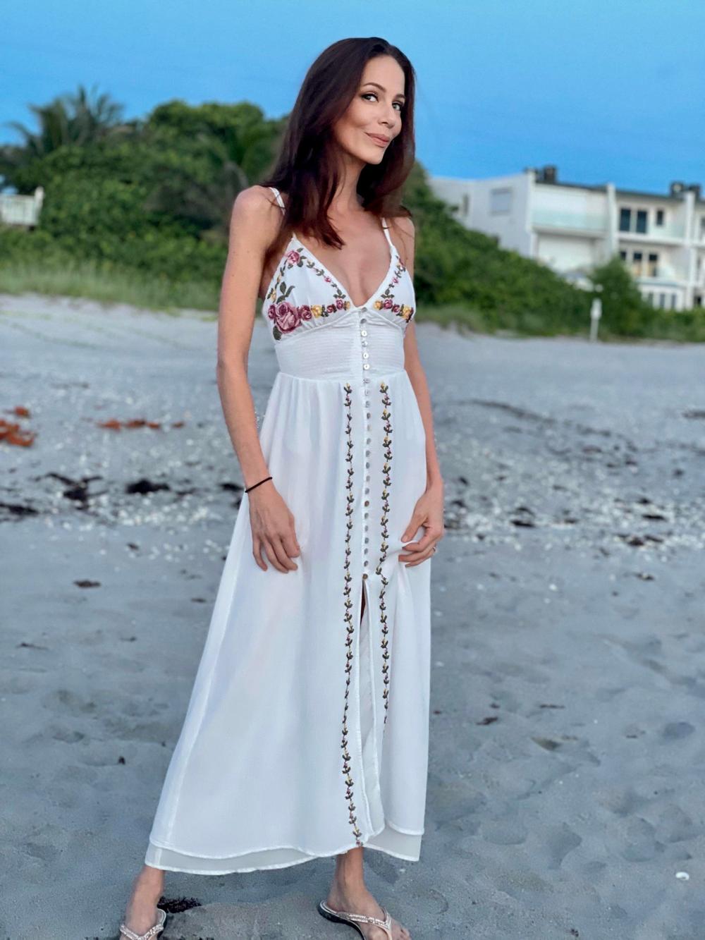 Girls In Dresses (24 pics)