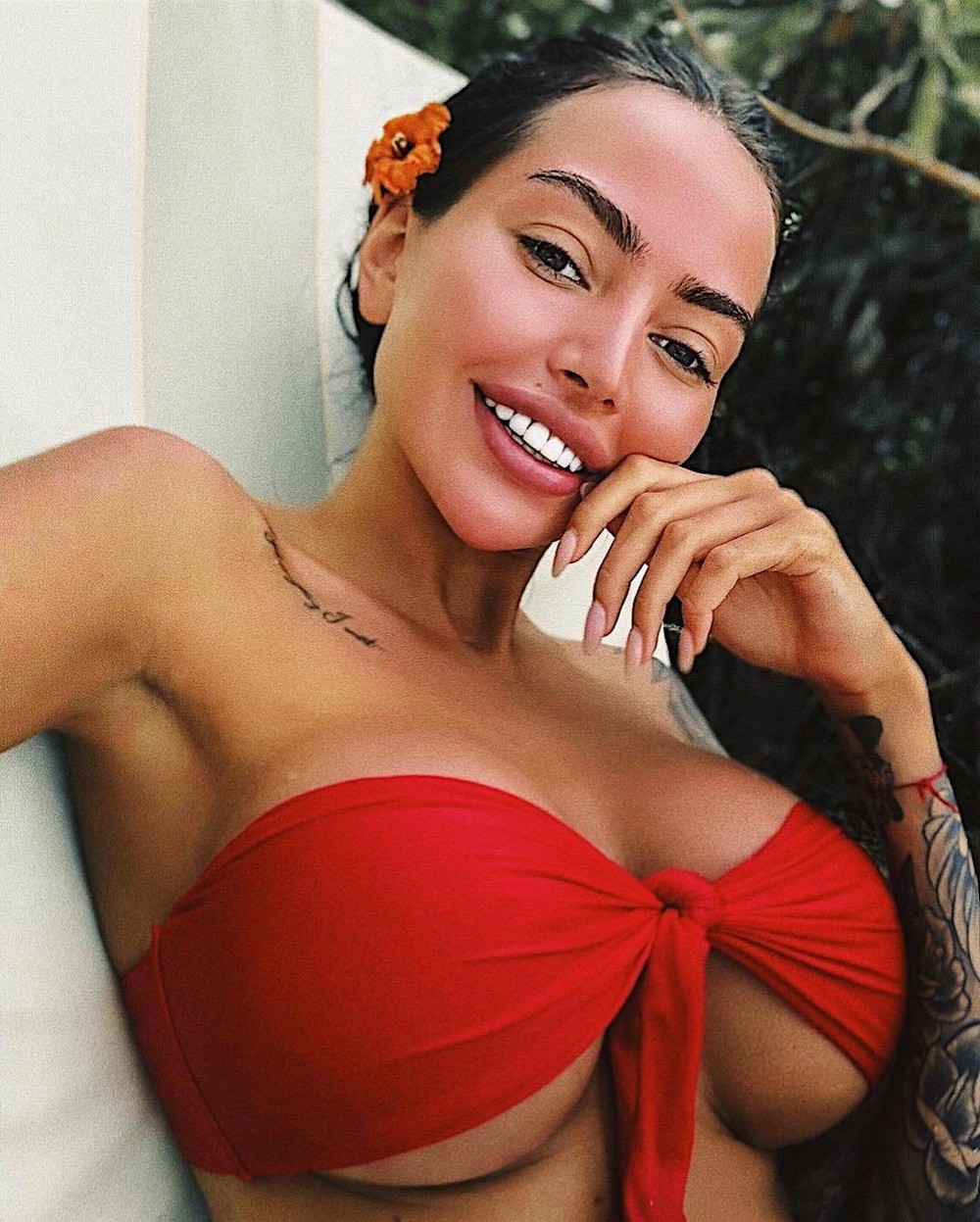 Busty Girls (25 pics)