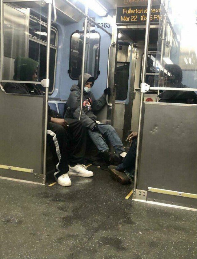 Annoying People On Public Transport (24 pics)