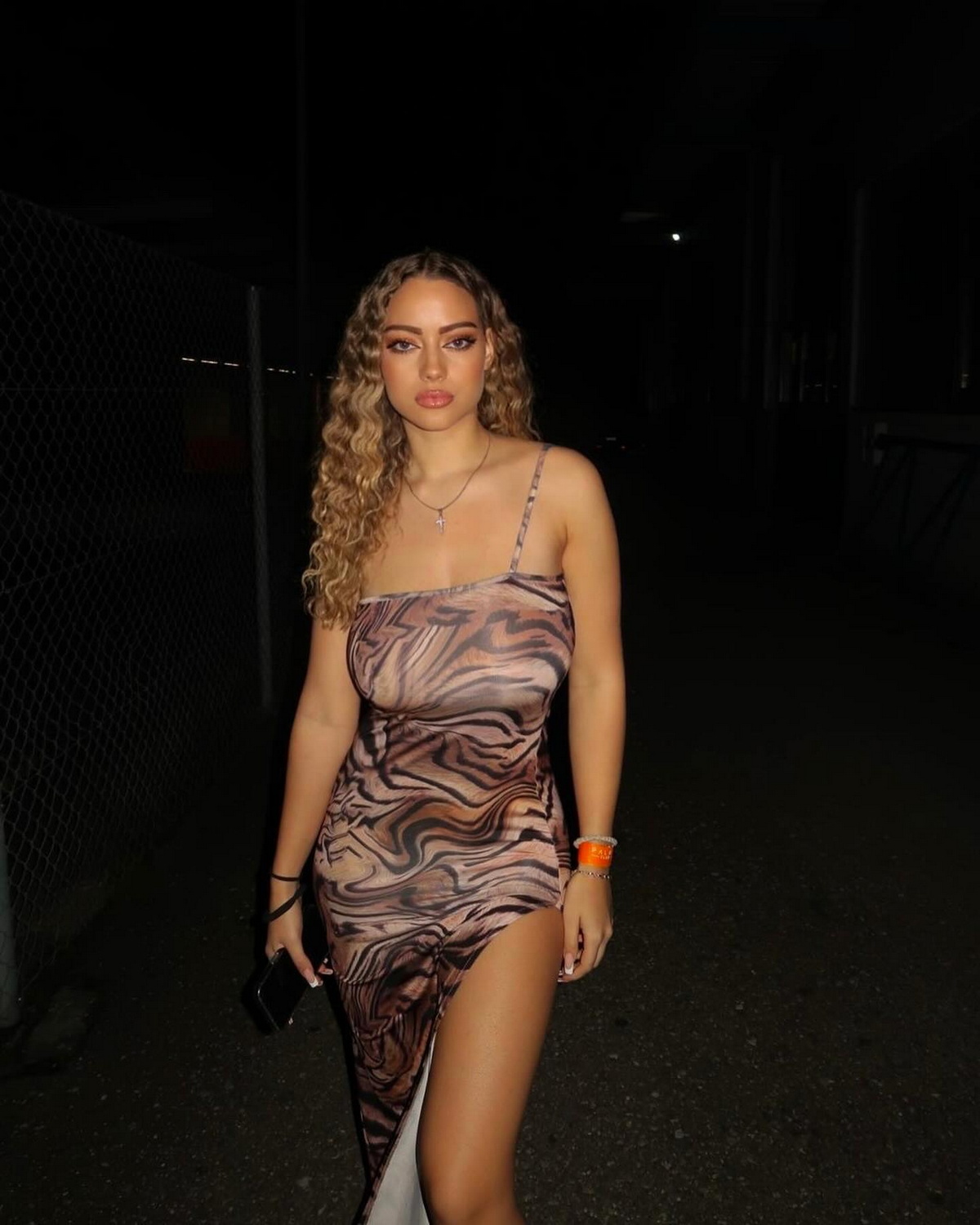 Girls In Dresses (25 pics)