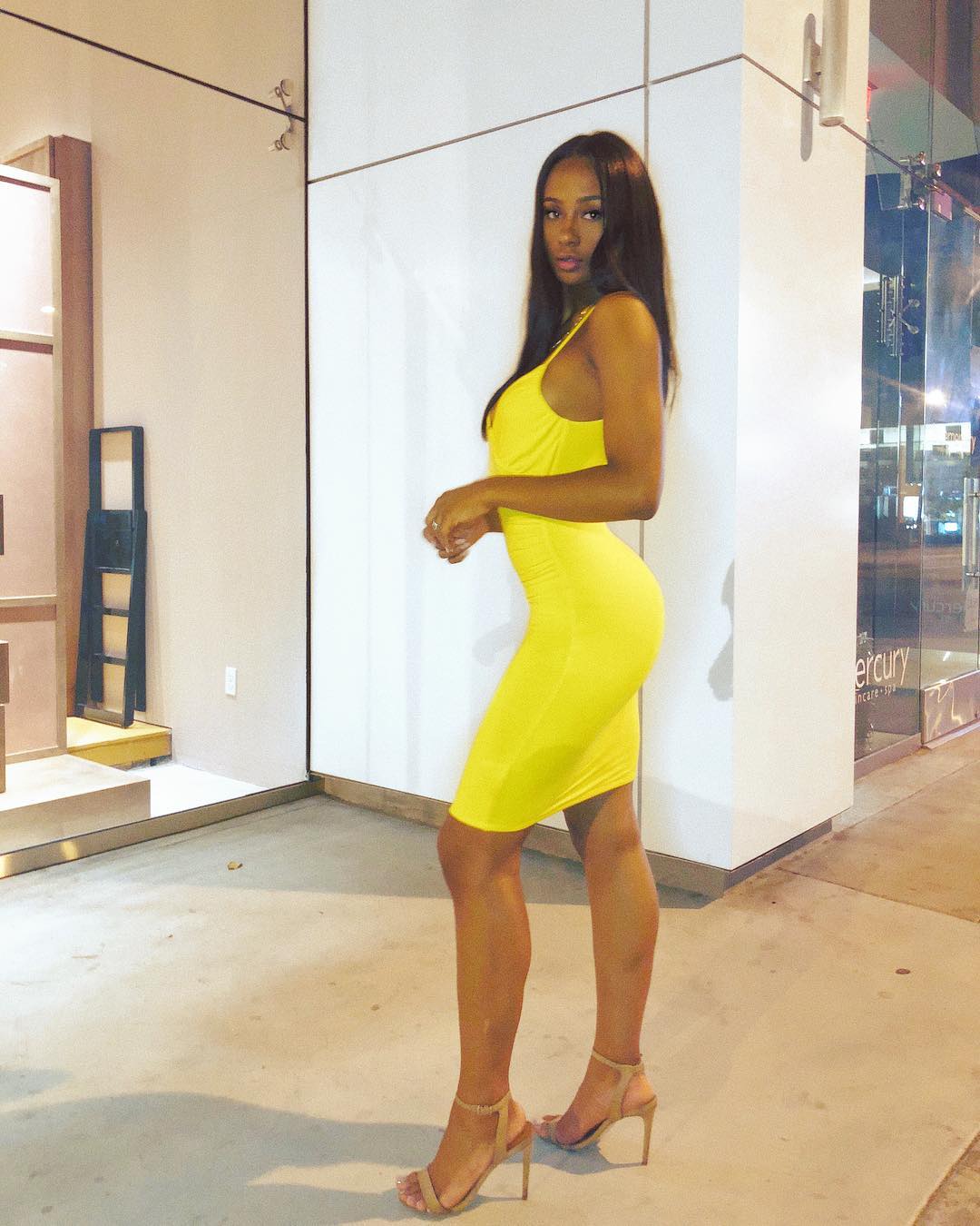Girls In Dresses (24 pics)
