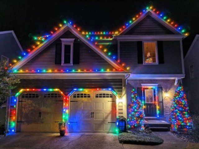 People Decorate Their Homes For Christmas (15 pics)