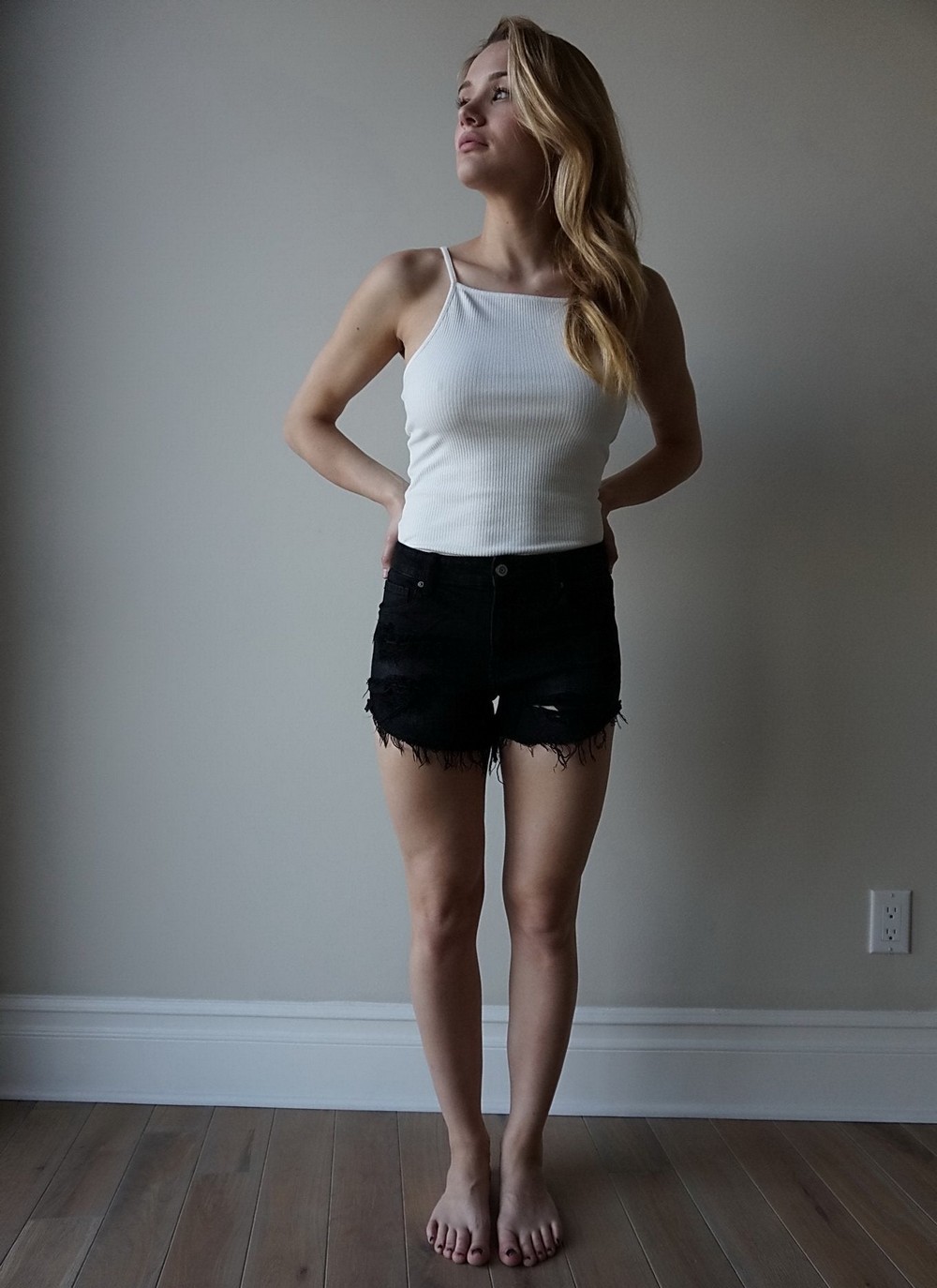 Girls In White Shirts (23 pics)