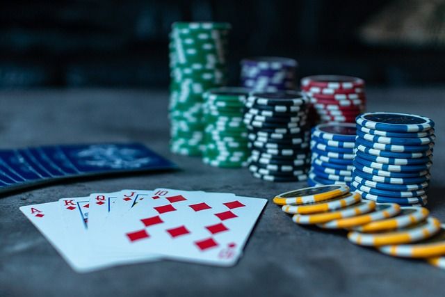 How to Organize a Poker Night with Friends