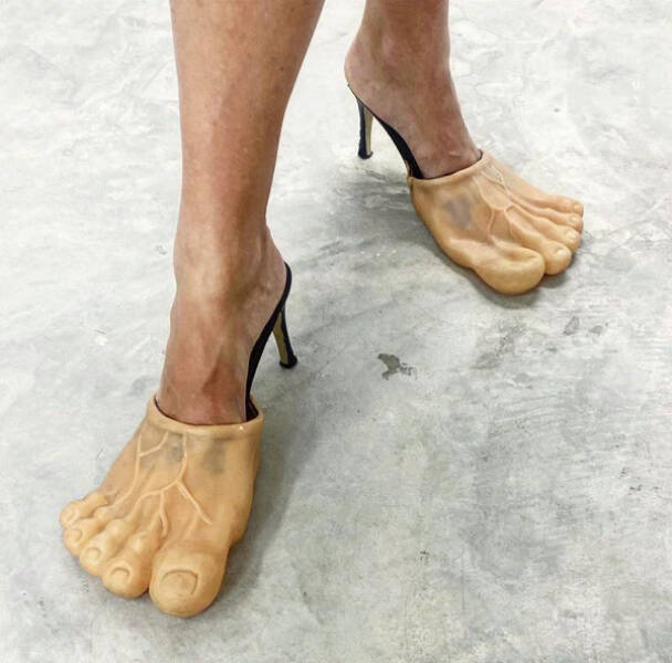 What Is Going On Here? (22 pics)