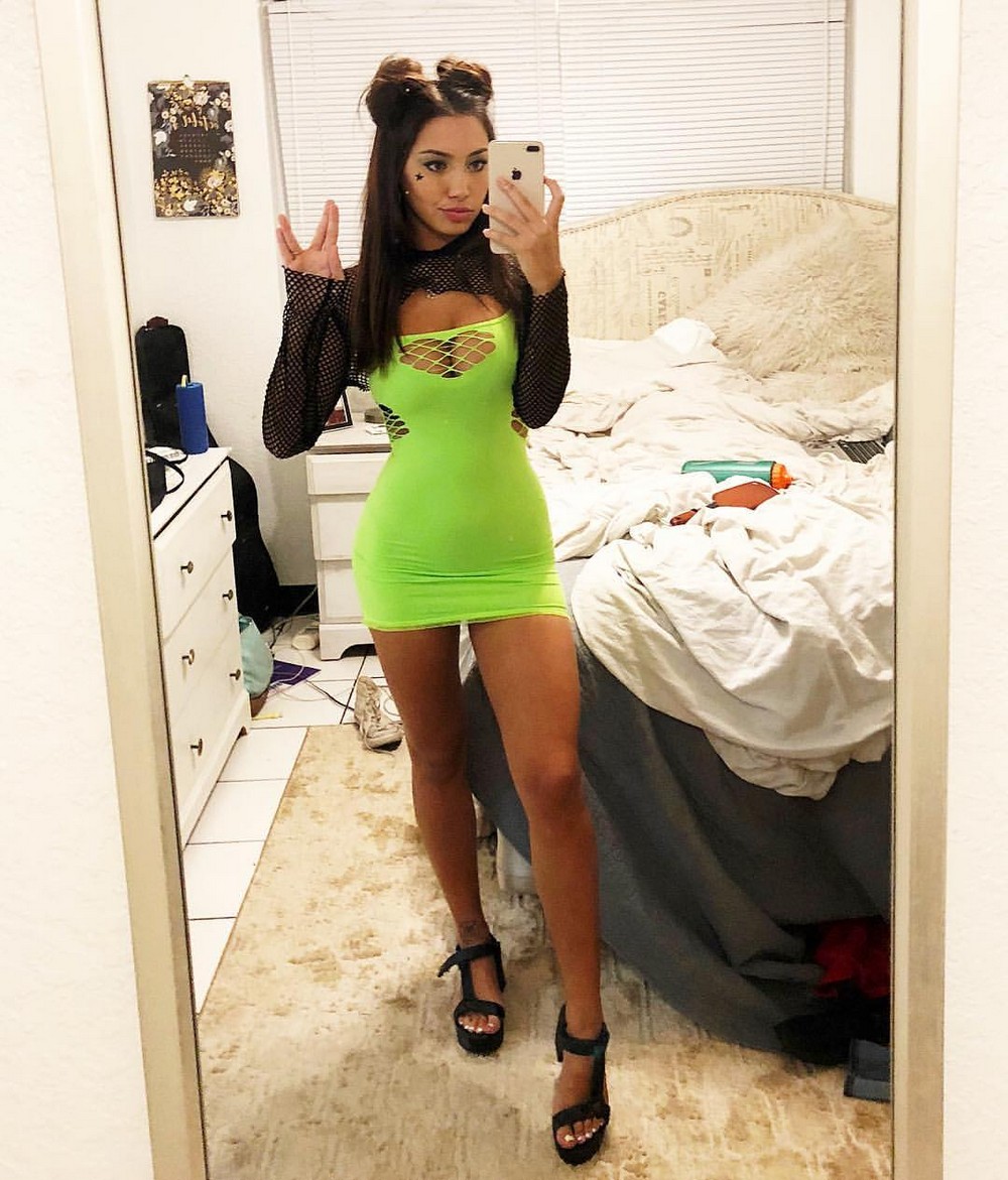 Girls In Dresses (23 pics)